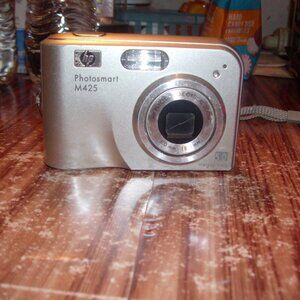 HP  PHOTOSMART  M 425 DIGITAL CAMERA .PREOWNED.WORKS